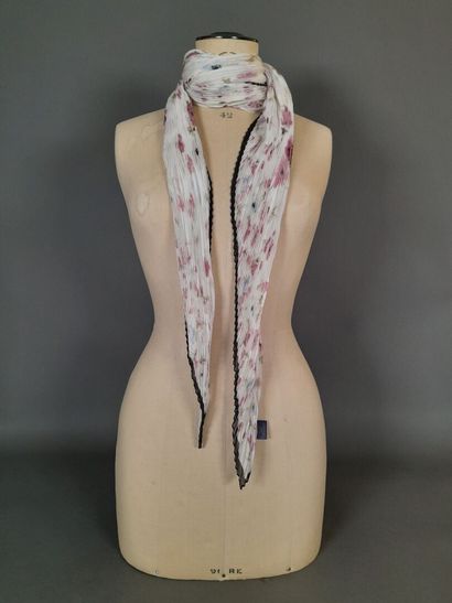 BROOKS BROTHERS.
Pleated silk square decorated...