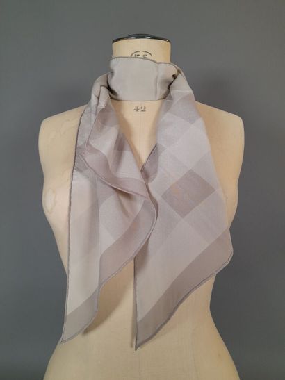 BURBERRY ENGLAND, LONDON.
Silk scarf decorated...