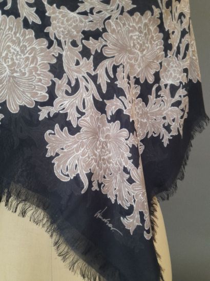 WINDSOR.
Fringed modal shawl decorated with...