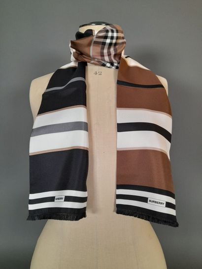 BURBERRY ENGLAND, LONDON.
Fringed scarf in...