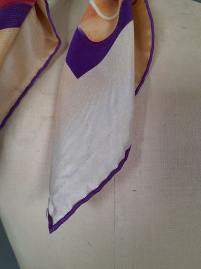 VAKKO.
Set of two squares in silk twill with...