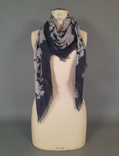 WINDSOR.
Fringed modal shawl decorated with...