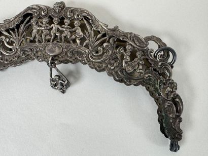 Openwork bag mount in low-titled silver decorated...