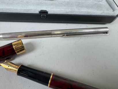 Lot including:
- S.T. DUPONT in Paris.
Silver-plated...