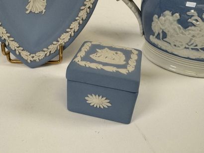 WEDGWOOD.
Set of three pieces in cookie on...