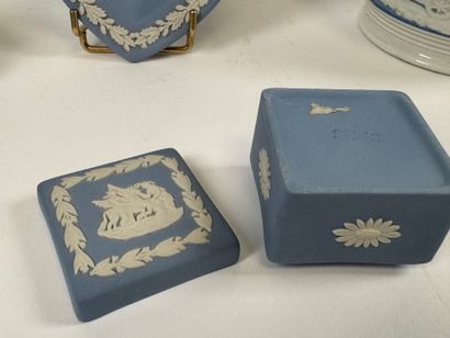 WEDGWOOD.
Set of three pieces in cookie on...