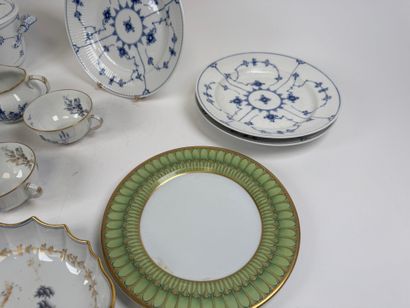 Porcelain lot including: 
-ROYAL COPENHAGEN.
Covered...