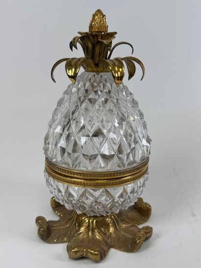 Pineapple-shaped bonbonnière in cut crystal,...