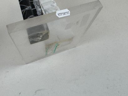 School, XXth.
IVRE LIVRE.
Two-tone marble...