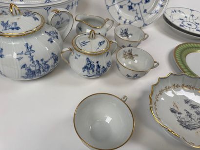 Porcelain lot including: 
-ROYAL COPENHAGEN.
Covered...
