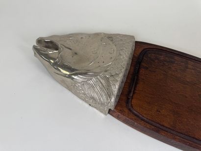 Large metal and wood fish dish.
L. 89 cm...