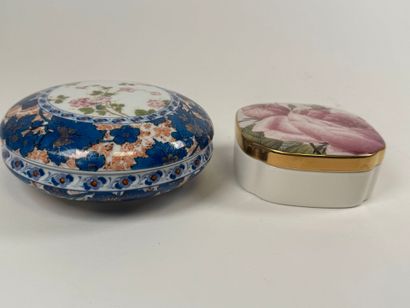 Lot including:
- HAVILAND Limoges.
Circular...