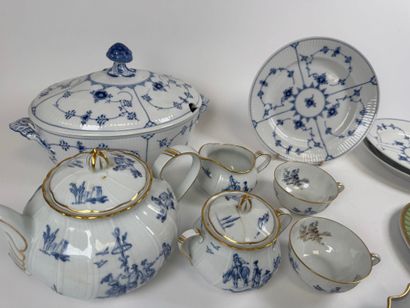 Porcelain lot including: 
-ROYAL COPENHAGEN.
Covered...