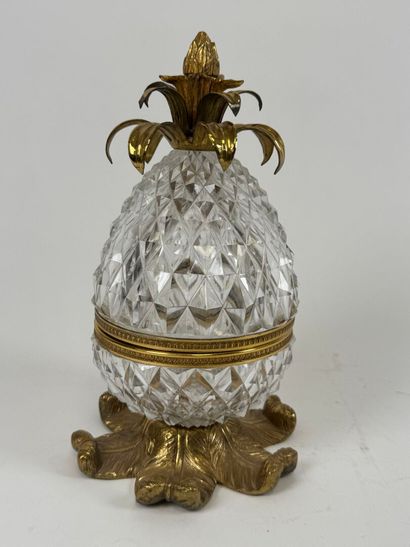 Pineapple-shaped bonbonnière in cut crystal,...