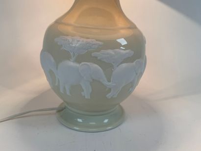 A. RAYNAUD & Cie.
Large porcelain lamp decorated...