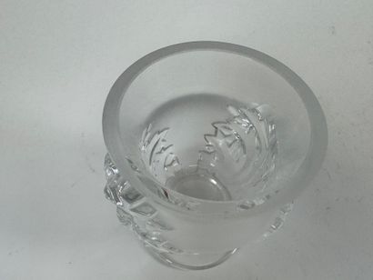 LALIQUE France. 
Saint-Cloud model. 
Molded,...