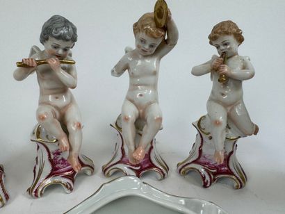CAPODIMONTE. 
4 small subjects and a small...