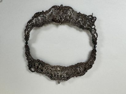 Openwork bag mount in low-titled silver decorated...