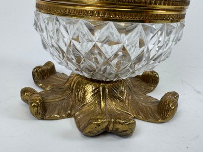 Pineapple-shaped bonbonnière in cut crystal,...