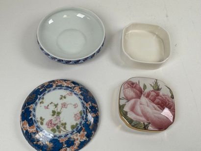 Lot including:
- HAVILAND Limoges.
Circular...