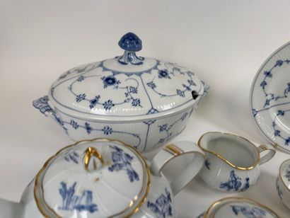 Porcelain lot including: 
-ROYAL COPENHAGEN.
Covered...
