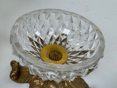 Pineapple-shaped bonbonnière in cut crystal,...
