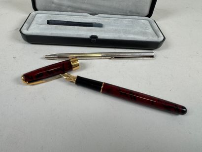 Lot including:
- S.T. DUPONT in Paris.
Silver-plated...
