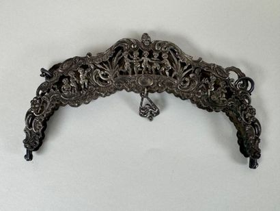 Openwork bag mount in low-titled silver decorated...