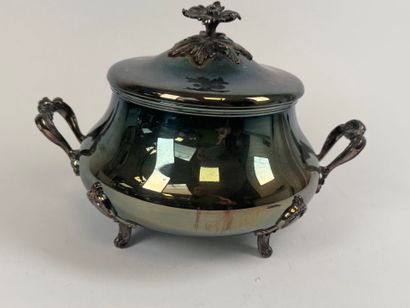 Covered vegetable dish or small soup tureen...