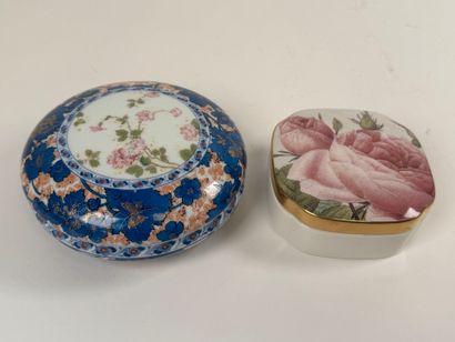 Lot including:
- HAVILAND Limoges.
Circular...