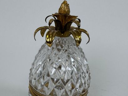 Pineapple-shaped bonbonnière in cut crystal,...