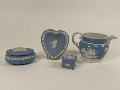 WEDGWOOD.
Set of three pieces in cookie on...