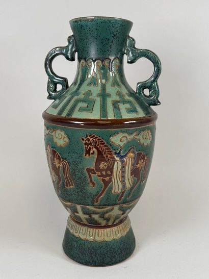 VIETNAM, 20th century.
Large polychrome ceramic...