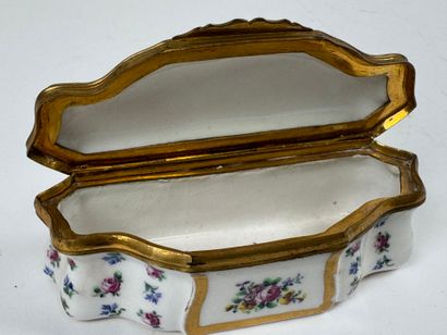 Porcelain box or small polychrome and gold...
