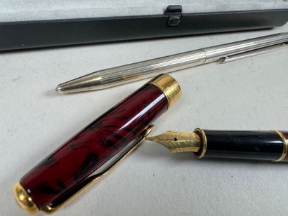 Lot including:
- S.T. DUPONT in Paris.
Silver-plated...