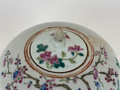 ASIA, 20th century.
Polychrome porcelain...