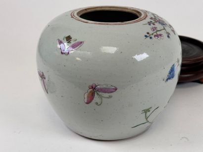 ASIA, 20th century.
Polychrome porcelain...
