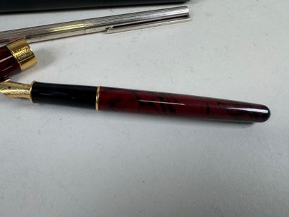 Lot including:
- S.T. DUPONT in Paris.
Silver-plated...