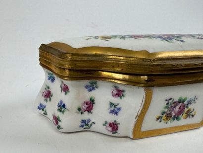 Porcelain box or small polychrome and gold...
