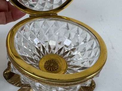 Pineapple-shaped bonbonnière in cut crystal,...