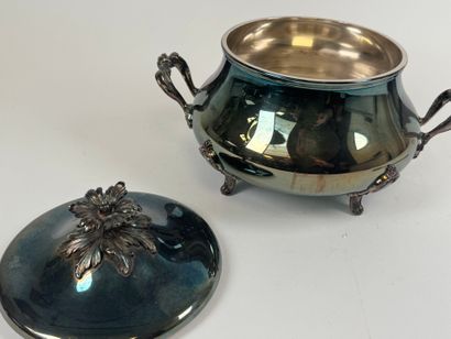Covered vegetable dish or small soup tureen...