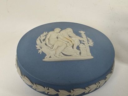 WEDGWOOD.
Set of three pieces in cookie on...