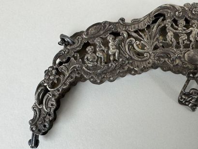 Openwork bag mount in low-titled silver decorated...