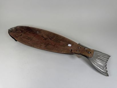 Large metal and wood fish dish.
L. 89 cm...