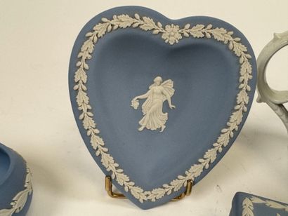 WEDGWOOD.
Set of three pieces in cookie on...