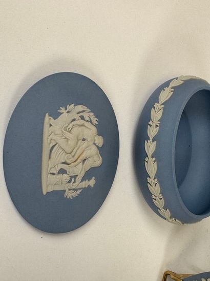 WEDGWOOD.
Set of three pieces in cookie on...