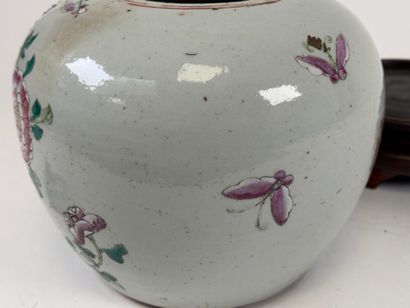 ASIA, 20th century.
Polychrome porcelain...