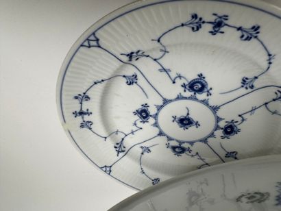 Porcelain lot including: 
-ROYAL COPENHAGEN.
Covered...