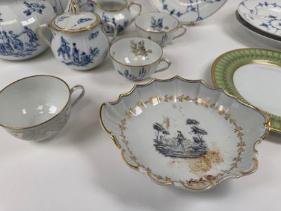 Porcelain lot including: 
-ROYAL COPENHAGEN.
Covered...