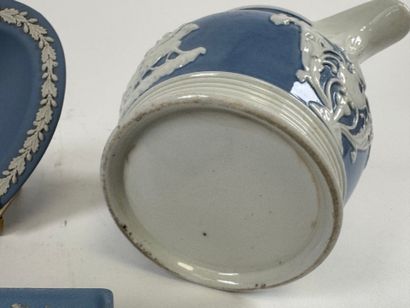 WEDGWOOD.
Set of three pieces in cookie on...